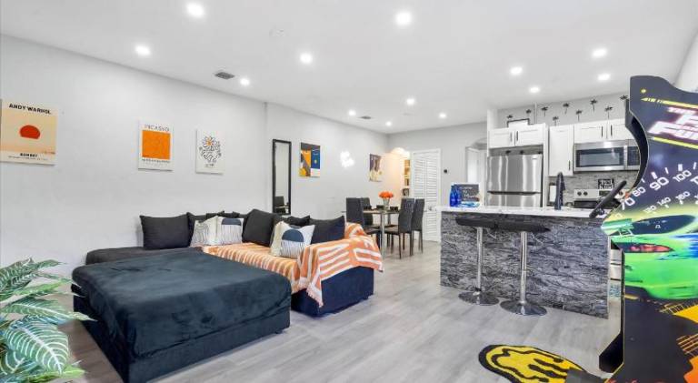 Vacation home with yard & barbeque | Suitable for remote work in Miami, FL