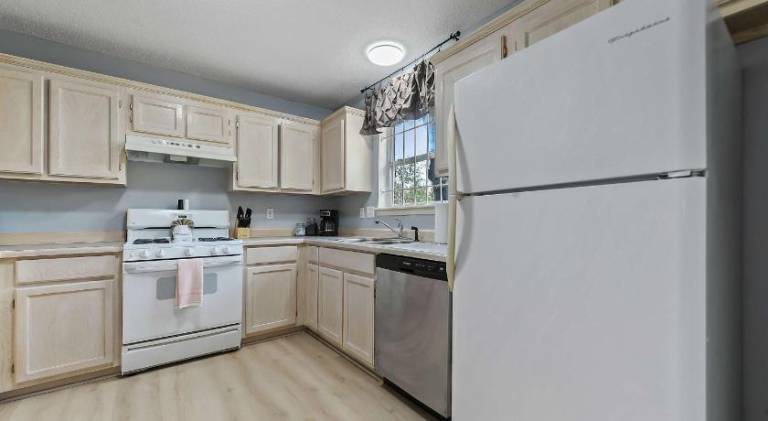 Sunset Getaway Spacious Retreat Near Beaches & Local Attractions — photo 4