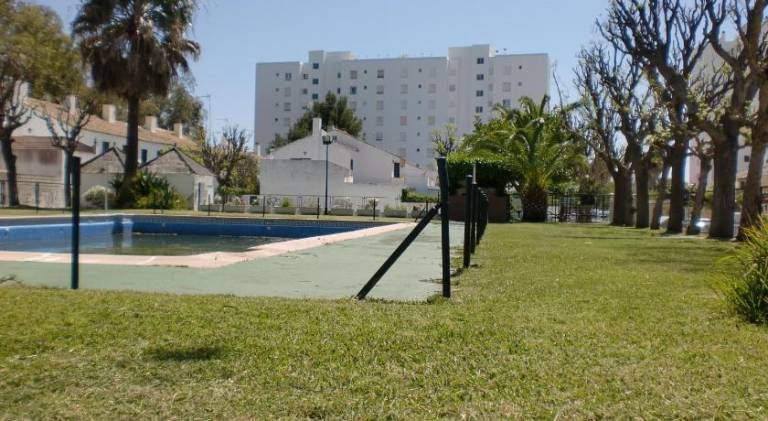 House with pool — photo 2