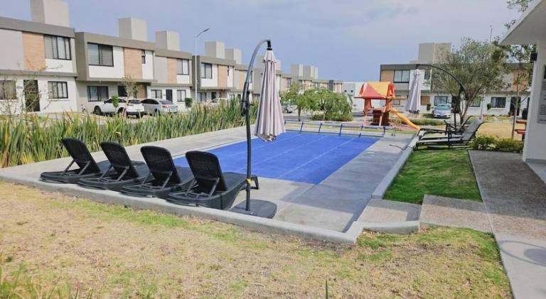 House with pool — photo 3