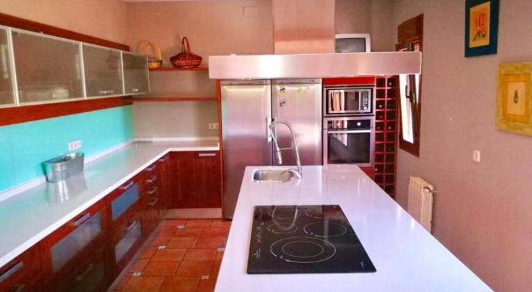 Villa with barbecue, private pool & hot tub | Perfect for remote work — photo 4