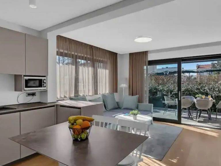 Rental apartment with patio & garden in Tucepi