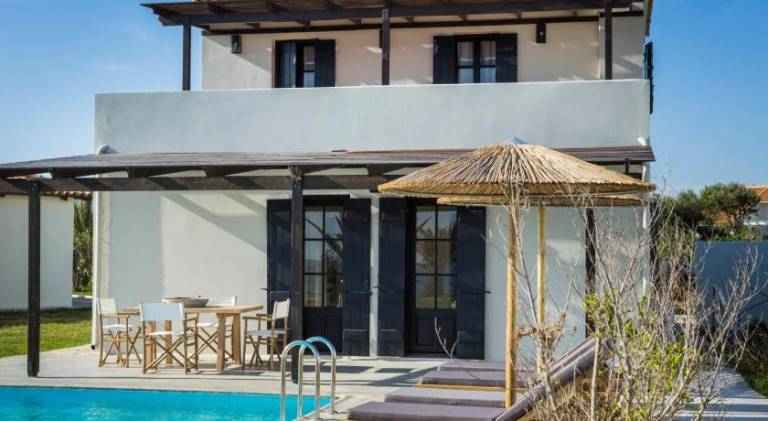 Child-friendly ample villa with yard, BBQ & patio | Pets are welcome — photo 3