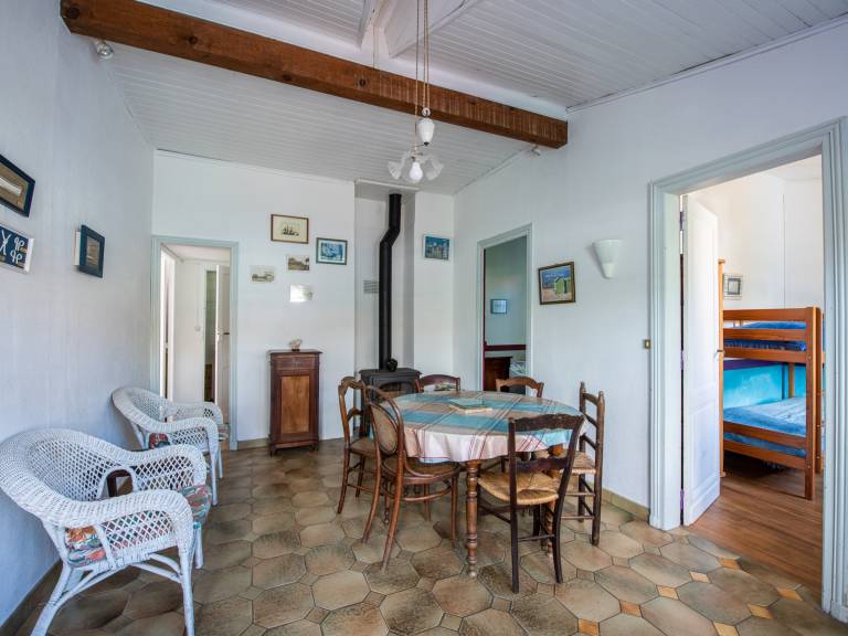 Beach House, Sleeps 6, Close to Ocean, Enclosed Yard, Parking, Pet Friendly — photo 4