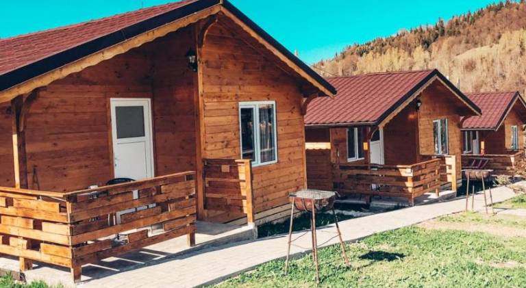 Lodge with yard, BBQ & patio — photo 4