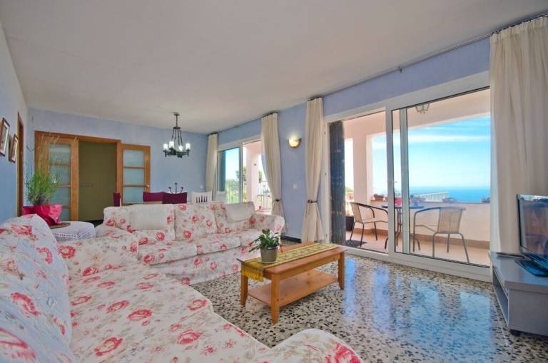 Children-friendly villa with yard, BBQ & patio | Pool view | Dogs allowed — photo 3