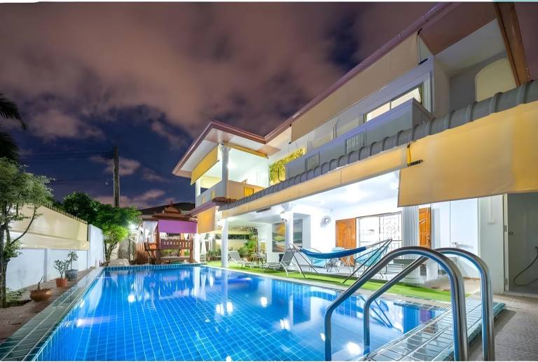 Villa with garden, private pool & jacuzzi in Pattaya