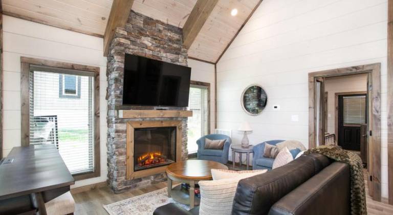 Vacation home with hot tub in Pigeon Forge, TN