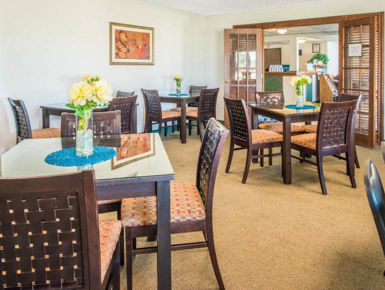 Sunset Inn & Suites — photo 4