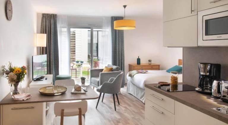 Serviced apartment with yard, terrace & jacuzzi | Suitable for remote work | Pets allowed — photo 2