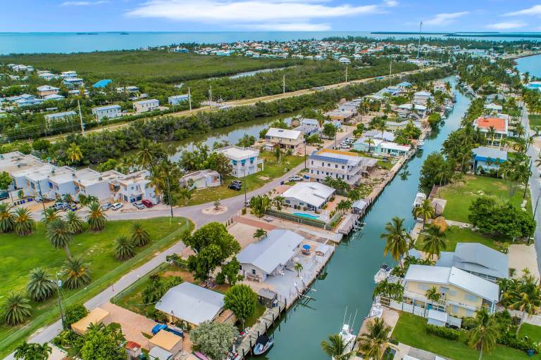 Beautiful Home in a Great Neighborhood with Ocean Access and Boat Ramp on Property — photo 5
