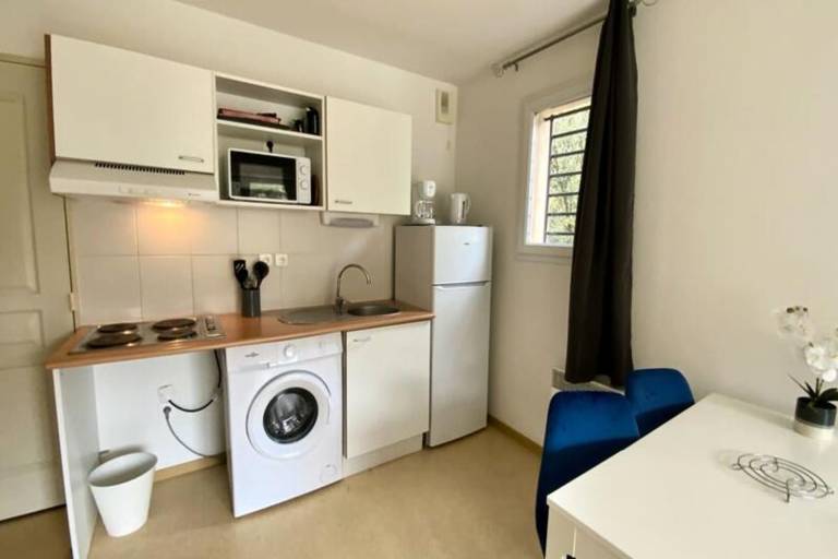 Apartment with pool — photo 4