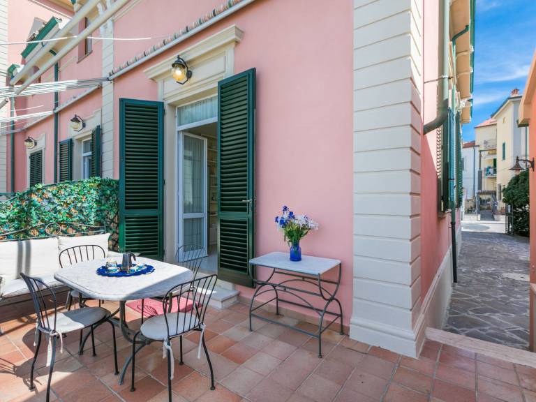 Rental apartment with terrace & yard | Sea view — photo 2