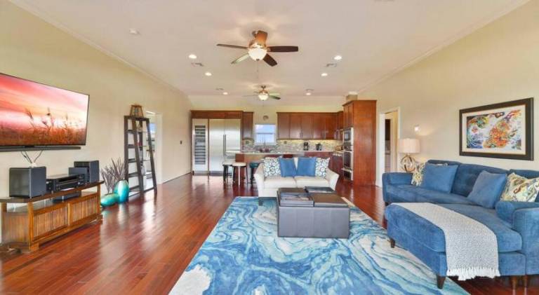 Dancing with Waves Beach House with 3 bedrooms and 2 baths — photo 2