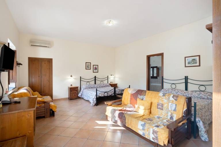 Room 'Capri Con Vista Monti E Cortile' with Shared Terrace, Shared Garden and Wi-Fi — photo 2