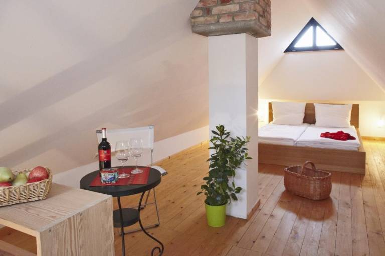 Gepflegtes Reetdachhaus auf großem Grundstück mit Badewanne und Terrasse — photo 5