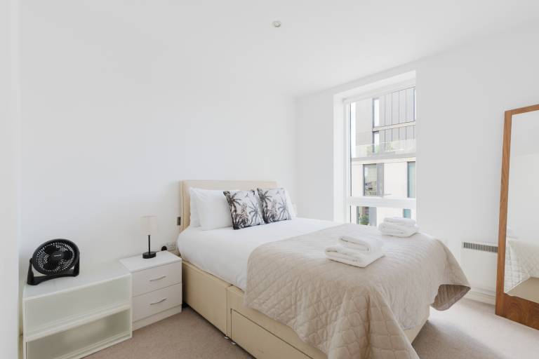 Bright 1BD Flat w Balcony by Old Street Station