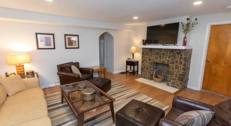 Updated & Comfy Bungalow with Parking Easy Access — photo 2