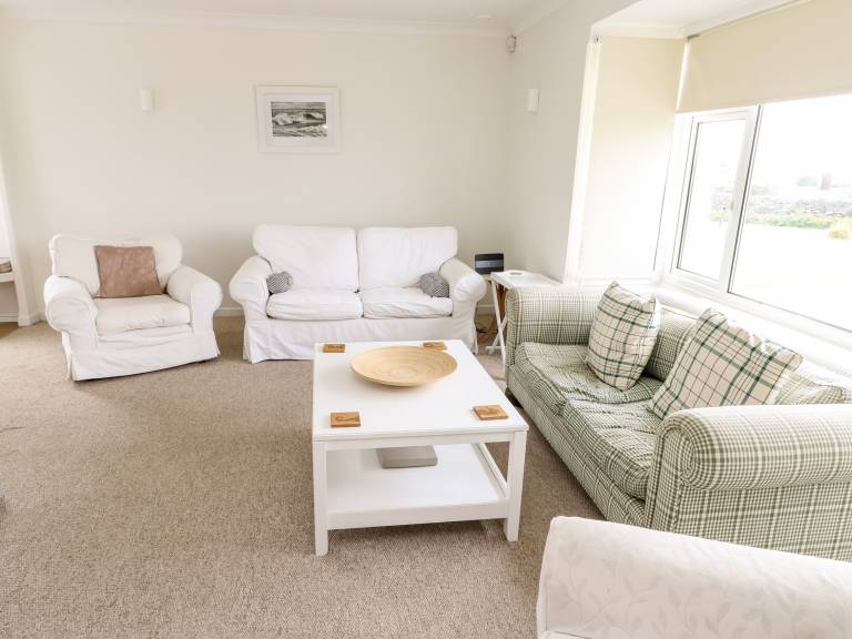 Cottage with yard | Beach view — photo 4