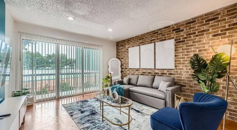 Your 2B Getaway - Steps 2 Dtwn - Sleeps 6 - Pool and Prkg in Austin, TX