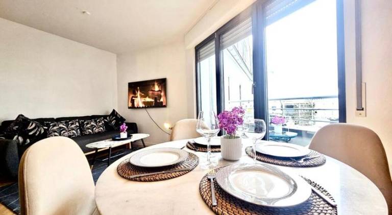 Stylish 1BR Stay with parking and outdoor spaces — photo 2