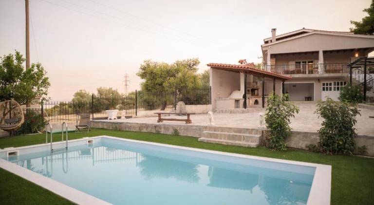 Vacation home with grill, patio & yard in Loutraki-Agioi Theodoroi