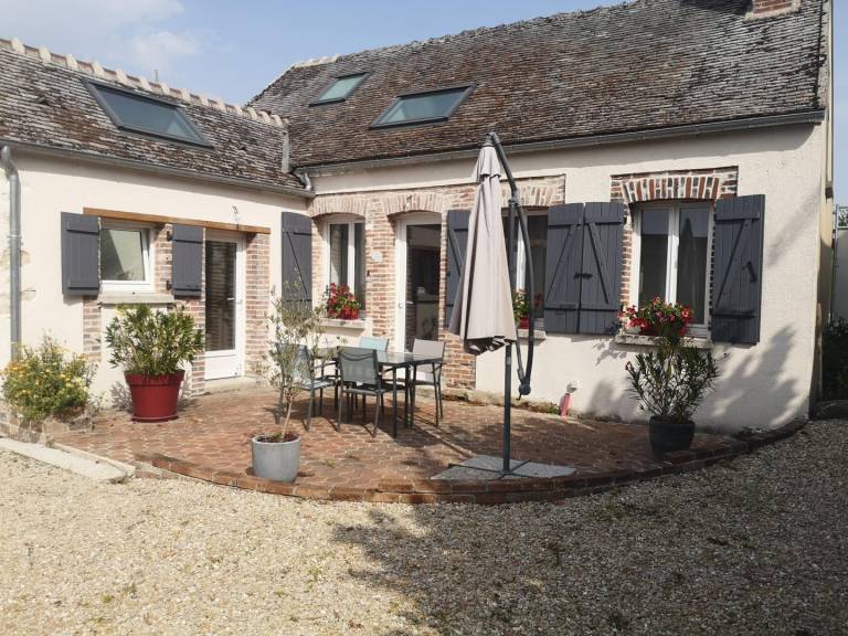 Fully equipped gite with barbeque, yard & terrace | Pet-friendly in Sens