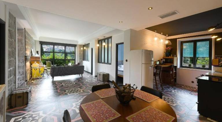 Serviced apartment with yard, pool & BBQ — photo 3
