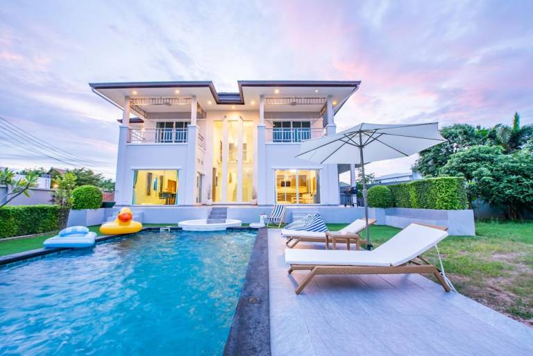 Vacation home with terrace, yard & private pool in Chonburi