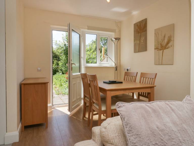 Cottage with garden — photo 4