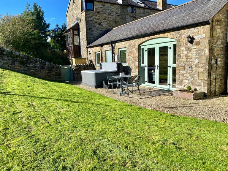 Cottage with jacuzzi, grill & garden — photo 2