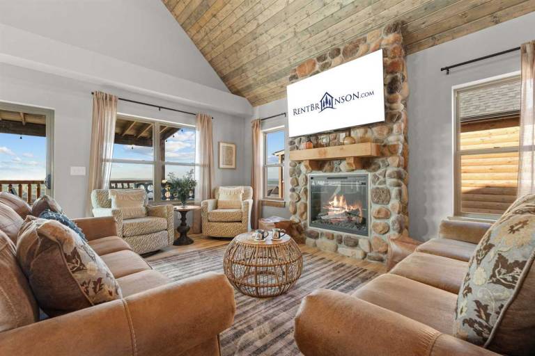 Cabin with barbecue & pool in Branson, MO
