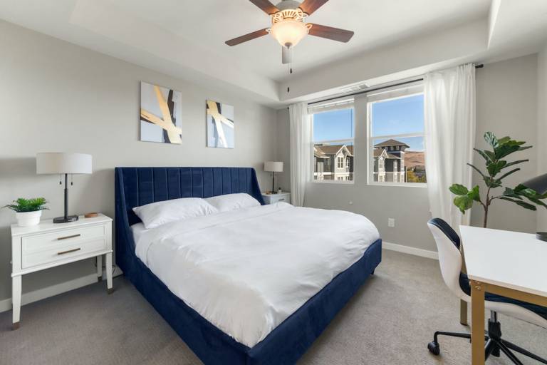 Designer Apt with Jacuzzi Pool Mountain Views — photo 5