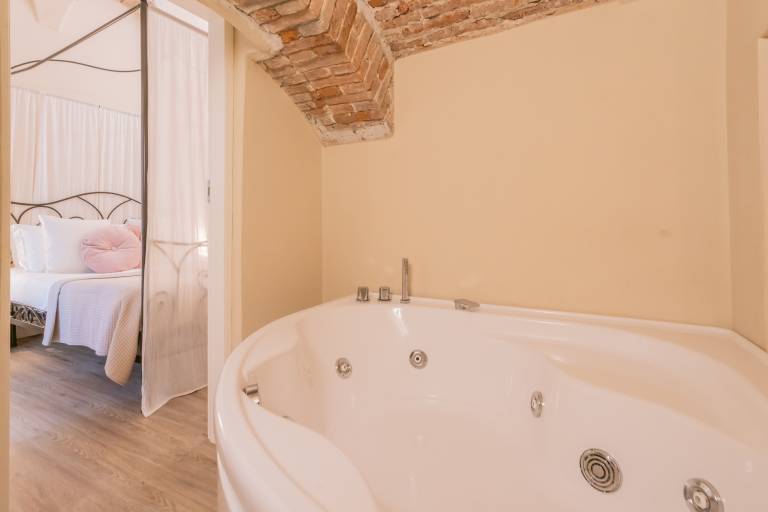 Rental apartment with hot tub | Close to Como Cathedral | City view — photo 4