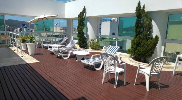 Serviced apartment with patio, pool & grill — photo 3