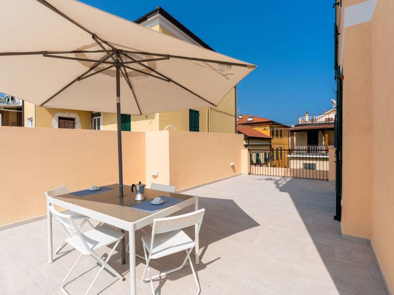 Apartment with patio | Sea view — photo 3