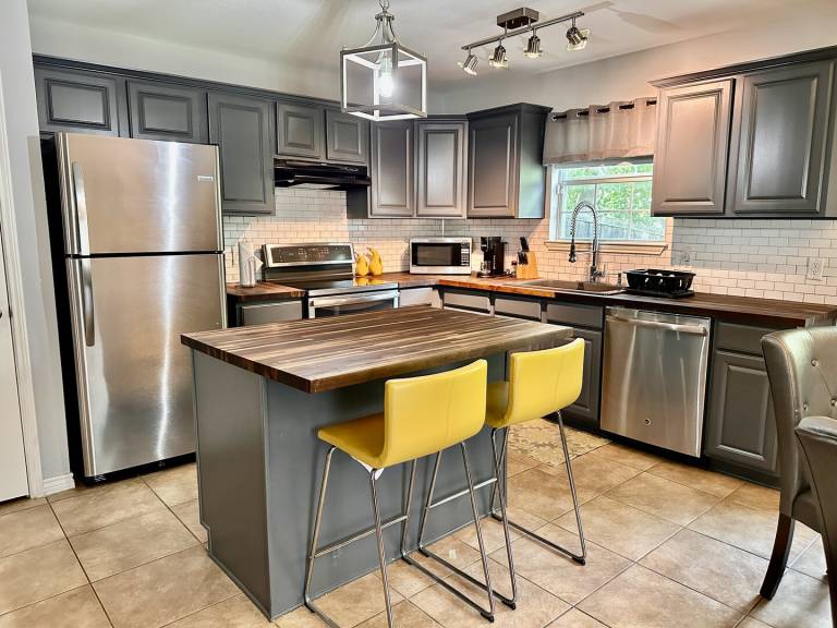 House with yard | Pets allowed in Dallas, TX