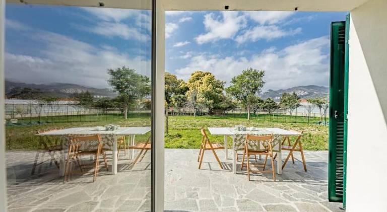 Vacation home with yard — photo 4