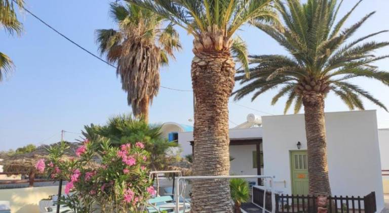 Apartment with garden & patio in Santorini