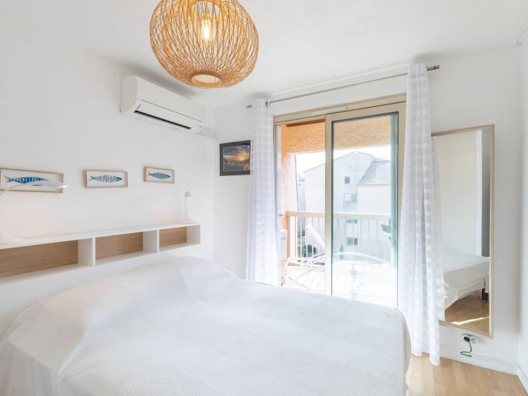 Rental apartment with patio & pool — photo 4
