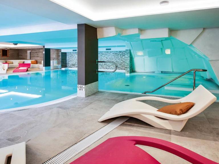Apartment with heated pool in Courchevel