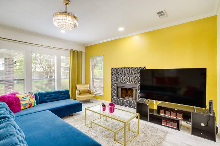 Spacious Houston Home w Patio Grill & Fireplace