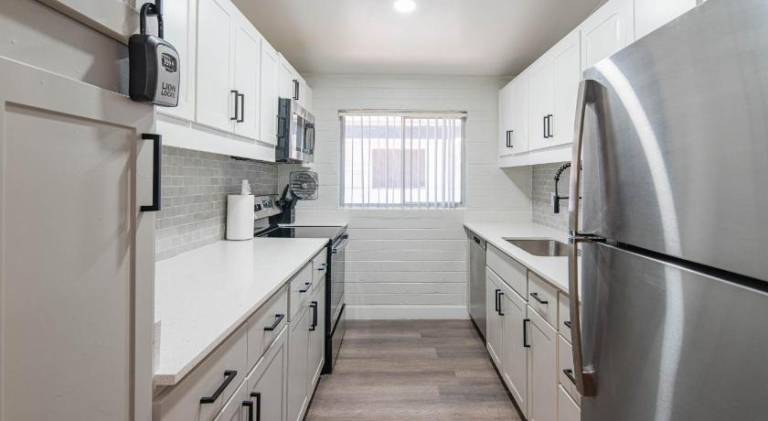 Spacious 2 Bedroom, 2 Bath, Pool, Free Parking, Gym — photo 5