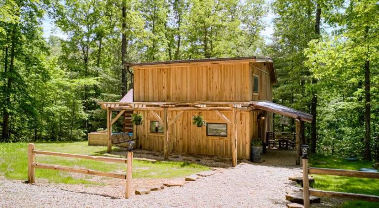 Private 4 acre waterfront cabin with Hot Tub in Indiana