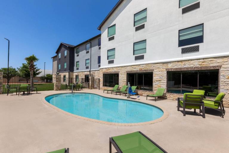 Hawthorn Extended Stay by Wyndham College Station South — photo 3