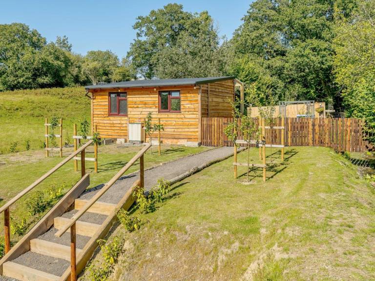 Pleasant lodge with BBQ & yard | Water view | Pets are welcome in Carmarthen
