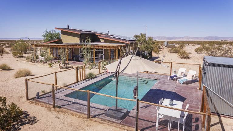MoonView Modern Hot tub, BBQ & Private Pool in San Bernardino, CA