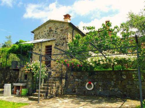Family-oriented holiday apartment with pool, terrace & yard | Perfect for remote work | Dogs allowed in Fosdinovo