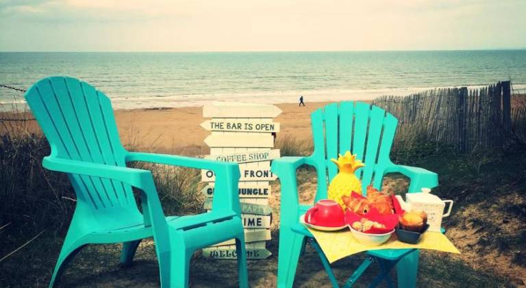 LES PIEDS DANS L'EAU in Cabourg