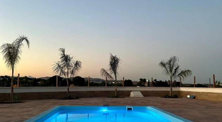Holiday apartment with patio, private pool & yard in Elche